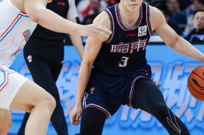 包含布鲁克林篮网迎CBA常规赛关键赛，转会期外线爆发，话题不断，数据趋势出现新变化的词条