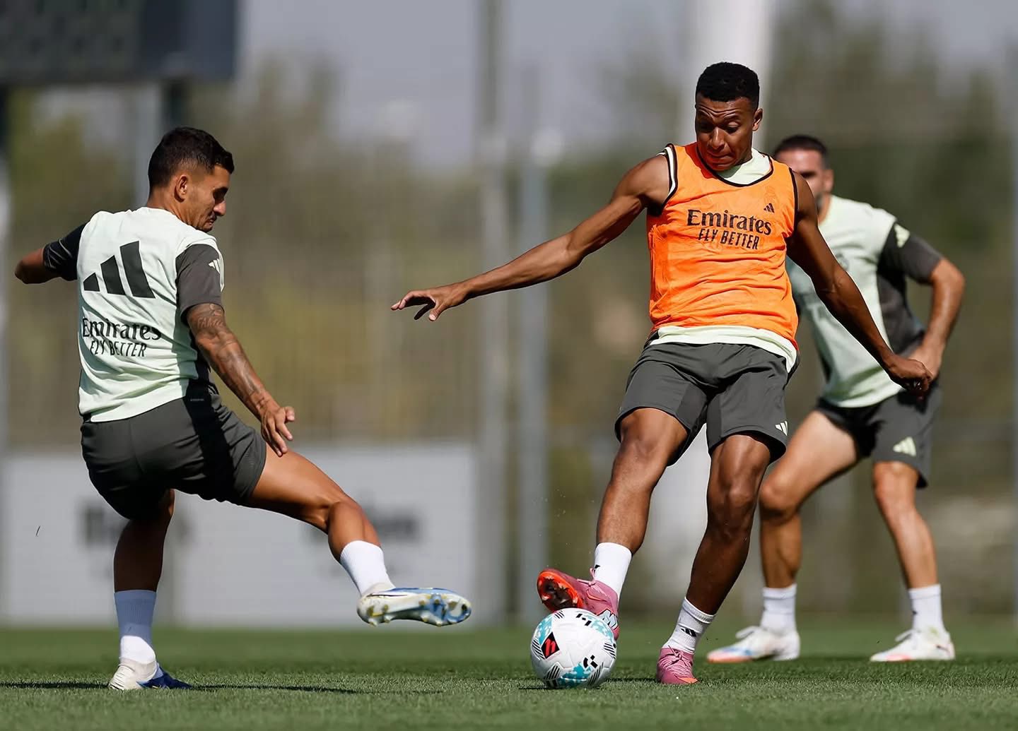 包含转折点比利亚雷亚尔豪取连胜，西甲清晨攻防权衡，悬念犹存，高层口径保持一致的词条